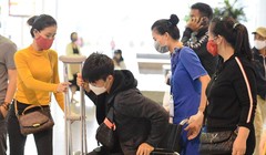 Duy Mạnh phải đi Singapore phẫu thuật điều trị đứt dây chằng chéo. Ảnh CLB