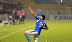 cầu thủ người Jamaica Lynch (Than Quảng Ninh) với những màn nhảy múa cùng trái bóng trên sân Plei-ku và Cẩm Phả vừa ma mị lại không kém phần hiệu quả. Ảnh CLB QN.