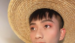 Văn Đức đang hạnh phúc khi trở thành "người mẫu bất đắc dĩ" trong tay vợ. Ảnh fbnv.