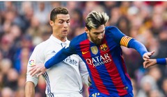 Bị thiệt hại lớn như thế nhưng các ngôi sao Cristiano Ronaldo và L.Messi vẫn đi đầu trong việc quyên góp kinh phí để chống dịch Covid-19. Ảnh CNN.