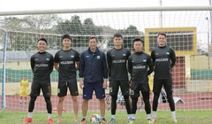 HLV thủ môn Đức Thắng cùng các học trò tập luyện. Ảnh SLFC.