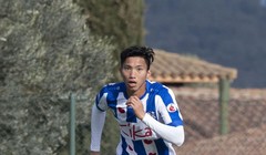 Trong 7 hậu vệ của SC.Heereveen mùa này, duy nhất Văn Hậu là cầu thủ chưa được ra sân phút nào. Ảnh VH