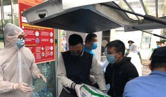 Số tiền hơn 120 triệu đồng nhóm Văn Quyết và những người bạn dành cho việc mua khẩu trang N95, quần áo bảo hộ, nhu yếu phẩm đã được bàn giao cho Bệnh viện Bạch Mai. Ảnh FBNV