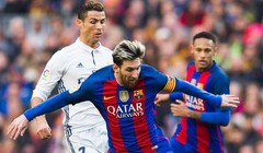Theo bạn Lionel Messi và Cristiano Ronaldo, ai giỏi hơn? Ảnh CNN.