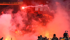 62 tháng tù cho 3 cổ động viên Nam Định đốt pháo sáng, chống người thi hành công vụ trên sân Hàng Đẫy. Ảnh VFF