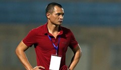 HLV Quang Trường vẫn đang cứ loay hoay với bài toán tiền vệ. Ảnh SLFC.