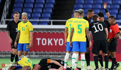 Arnold không những dính chấn thương mà còn phải rời sân bằng chiếc thẻ đỏ ở phút 63. Ảnh Buk