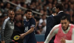 Messi không vui vẻ khi bị thay ra. Ảnh Getty.