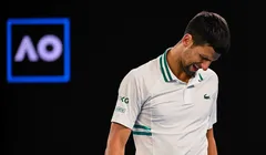 Novak Djokovic đã bị cơ quan xuất nhập cảnh Australia giữ lại thẩm vấn trong 8 tiếng tại sân bay Melbourne . Ảnh AP.