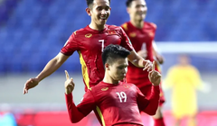 Theo đó, đội bóng nhà bầu Hiển có thể trả 5 tỷ đồng tiền lót tay/mùa giải kèm mức lương “khủng” 15.000 USD/tháng (khoảng hơn 350 triệu đồng/tháng) cho Quang Hải. Ảnh VFF