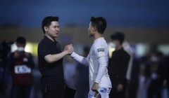 Cú bắt tay với ông chủ CLB HN, hình ảnh đẹp trên sân Hàng Đẫy. Ảnh ĐV