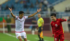 Đội khách đã khóa chặt Quang Hải. Ảnh VFF.