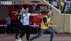 HLV Polking thay áo. Ảnh FAT.