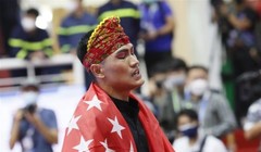 Võ sĩ Iqbal Bin Abdul Rahman giành chiến thắng thuyết phục giành tấm HCV đầu tiên cho Singapore. Ảnh BTC.