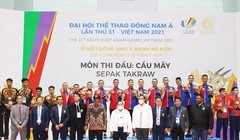 Đại tướng Prawit Wongsuwon, Phó Thủ tướng kiêm Chủ tịch Ủy ban Olympic Thái Lan (áo trắng đứng giữa) trao giải cho các đoàn thể thao. Ảnh TA