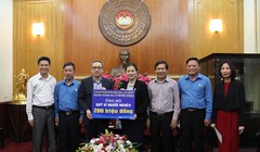 Thứ trưởng Bộ TT&TT Phan Tâm trao tiền ủng hộ Tháng hành động Vì người nghèo cho Ủy ban Trung ương MTTQ Việt Nam