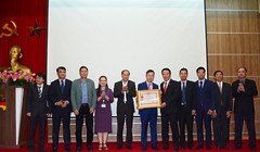 Thứ trưởng Bộ TT&TT  Hoàng Vĩnh Bảo trao tặng Huân chương  cho Lãnh đạo Cục qua các thời kỳ 