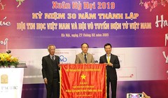 Bộ trưởng Nguyễn Mạnh Hùng tặng bức trướng cho Hội Tin học Việt Nam