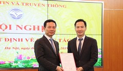 Bộ trưởng Nguyễn Mạnh Hùng trao Quyết định cho ông Nguyễn Thiện Nghĩa.