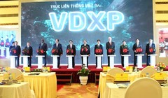 Thủ tướng Chính phủ và các đại biểu bấm nút khai trương Trục liên thông văn bản quốc gia.