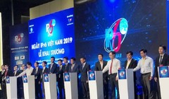 Thứ trưởng Phạm Hồng Hải cùng các đại biểu nhấn nút khai trương IPv6