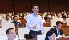 Bộ trưởng Bộ TT&TT Nguyễn Mạnh Hùng tham gia trả lời chất vấn.