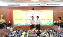 Bộ trưởng Nguyễn Mạnh Hùng trao quyết định bổ nhiệm cho ông Nguyễn Huy Dũng.