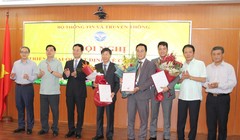 Bộ trưởng Nguyễn Mạnh Hùng chụp ảnh lưu niệm cùng  cán bộ được bổ nhiệm