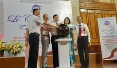 Đại diện Ban lãnh đạo nhấn nút chính thức ra mắt Viện Tư vấn Công nghệ và Đào tạo Toàn cầu