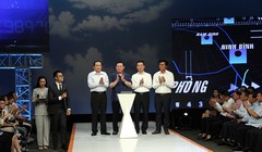 Các Đại biểu bấm nút mở hệ thống Cổng Thông tin điện tử nhân đạo Quốc gia 1400 