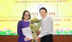 Thứ trưởng Bộ TT&TT Hoàng Vĩnh Bảo trao quyết định bổ nhiệm cho bà Mai Hương Giang