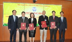 Bộ trưởng Nguyễn Mạnh Hùng chụp ảnh lưu niệm với các cán bộ được bổ nhiệm