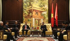 Bộ trưởng Nguyễn Mạnh Hùng tiếp Nghị sỹ Seth Moulton