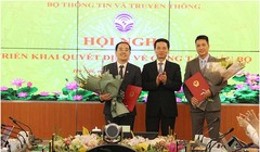 Bộ trưởng Nguyễn Mạnh Hùng tặng hoa cho cán bộ được bổ nhiệm