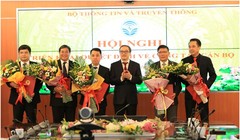 Thứ trưởng Phan Tâm trao quyết định cho các cán bộ. Ảnh MIC