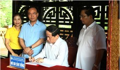 Thứ trưởng Phạm Anh Tuấn viết cảm tưởng tại  Nhà tưởng niệm Chủ tịch Hồ Chí Minh ATK. Ảnh MIC.