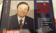 Bìa 1 cuốn sách ảnh "Khoảnh khắc thời gian"