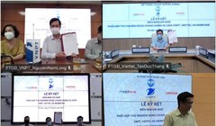 Các nhà mạng tại buổi ký kết. Ảnh Cục Viễn thông