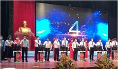 Các đại biểu bấm nút khai trương gian hàng bán vải thiều Bắc Giang. Ảnh Mic