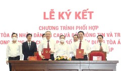 Lãnh đạo Bộ TT&TT và TAND Tối cao ký chương trình phối hợp về chuyển đổi số. Ảnh Mic