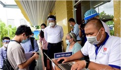 Thứ trưởng Nguyễn Huy Dũng đi kiểm tra tiêm chủng tại TP Hồ Chí Minh. Ảnh Vietnamnet