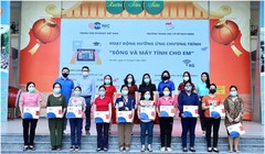 Đại diện VNNIC trao quà cho các em ở trường THCS Dịch vọng, Hà Nội. Ảnh Mic