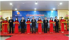 Các đại biểu cắt băng khai trương Hệ thống Trung tâm điều hành. Ảnh Mic