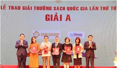 Lãnh đạo Đảng và Nhà nước trao giải A cho các tác giả đoạt giải A. Ảnh Mic