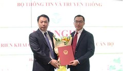 Thứ trưởng Nguyễn Huy Dũng trao quyết định cho ông Hoàng Minh Tiến. Ảnh Mic