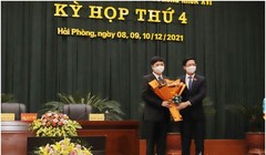 Chủ tịch HĐND.TP Hải Phòng Phạm Văn Lập chúc mừng Phó Chủ tịch UBND Hoàng Minh Cường.