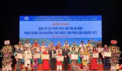 TS, Lê Doãn Hợp trao giấy khen của Viện Phát triển VHDT cho các nghệ nhân, thanh đồng. 