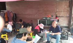 Đạo diễn Nguyễn Danh Dũng (người ngồi ngoài cùng bên phải) đang hướng dẫn diễn viên đọc lời thoại. (Ảnh AT)