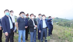 Bí thư tỉnh ủy Thanh Hóa Đỗ Trọng Hưng( hàng đầu thứ 2 từ phải qua) đi khảo sát thực tế (Ảnh: BTH)