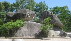 Hòn trống mái trên núi Trường Lệ Sầm Sơn